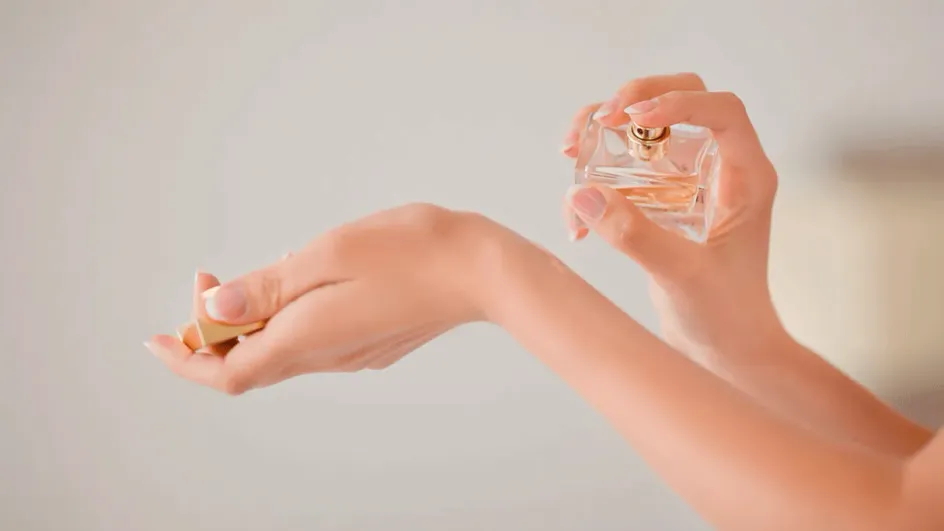 Врач рассказала, стоит ли наносить парфюм на кожу