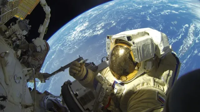 Gismeteo: российские космонавты намусорили в открытом космосе