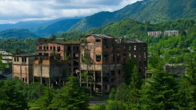 Российским туристам рассказали, стоит ли посетить города-призраки в Абхазии
