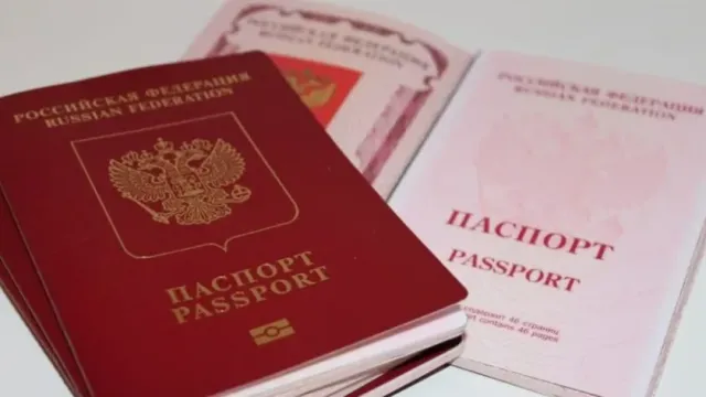 В Париже Посол Мешков вручил французскому историку Барки и его жене паспорта РФ