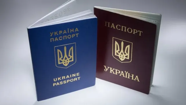 76-летнюю пенсионерку с ВНЖ в РФ не пускают в страну из-за паспорта Украины