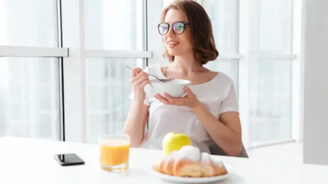 Врач рассказала, вредно ли есть один или два раза в сутки