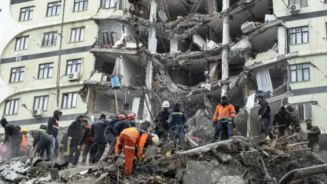 Число жертв землетрясения в Турции выросло до 2316 человек