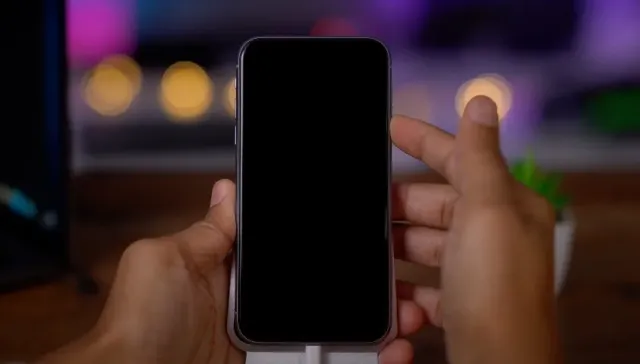 Пользователи iPhone 14 Pro: Устройство не включается и показывает черный экран