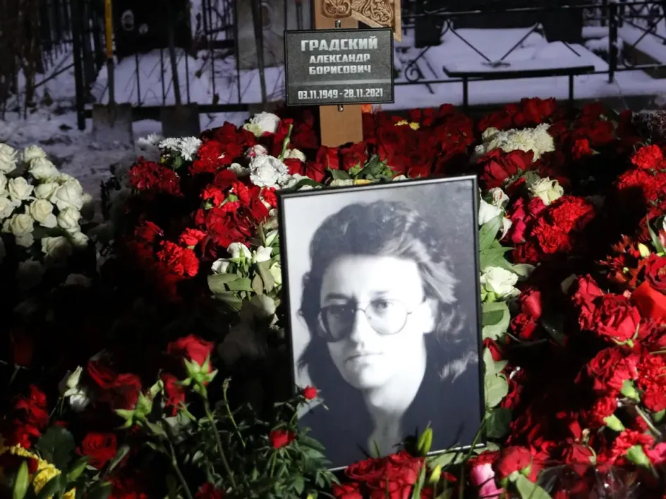 Сестра Александра Градского нашла могилу отца, которую артист прятал от нее 20 лет Сестра Александра Градского нашла могилу отца, которую артист прятал от нее 20 лет