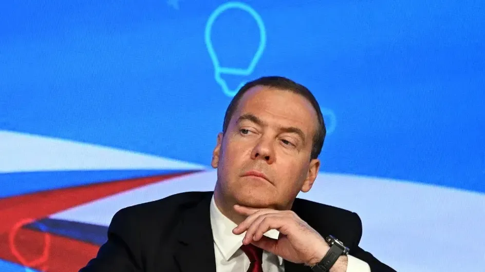Медведев заявил, что у России больше нет красных линий по отношению к Парижу