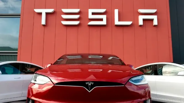 В Apple планировали купить Tesla и заменить рулевое управление на Siri