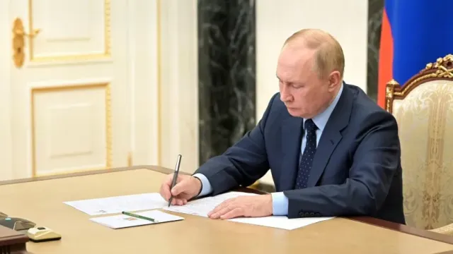 "ТК Звезда": Путин подписал указ об обязательном страховании жизни участников СВО