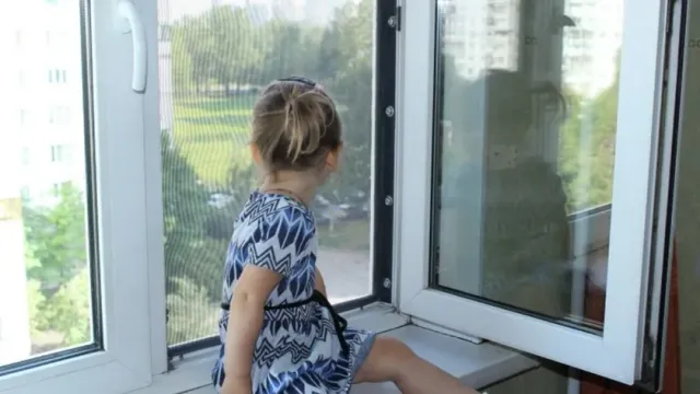 Пятилетняя девочка выжила после падения из окна 11-го этажа на западе Москвы