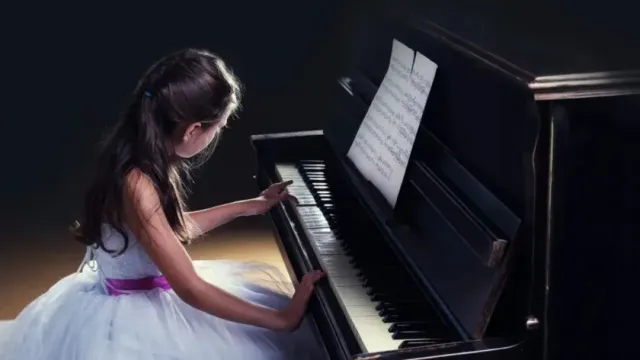 Слепая и страдающая аутизмом девочка Люси стала лучшим пианистом-любителем Британии