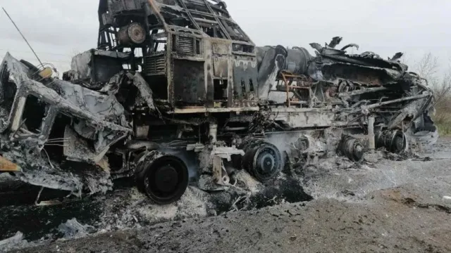 РВ: На «дороге смерти» из Бахмута пылает танк ВСУ и стоят разбитые бронемашины НАТО