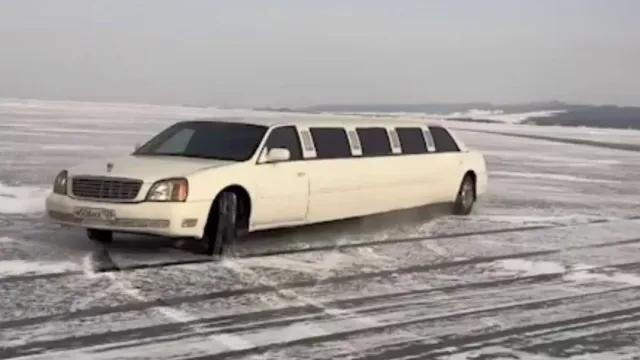 Экс-мэр Иркутска Кондрашов показал дрифт-заезд на лимузине по льду Байкала