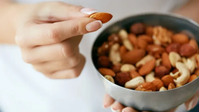 Названы продукты, которых стоит избегать людям с аллергией на пыльцу