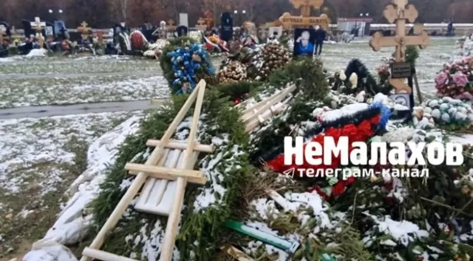 Посетитель кладбища обнаружил погром на могиле заслуженного артиста России Бориса Моисеева Посетитель кладбища обнаружил погром на могиле заслуженного артиста России Бориса Моисеева