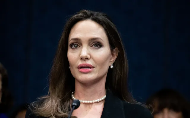 Анджелину Джоли не узнать без фотошопа и фильтров