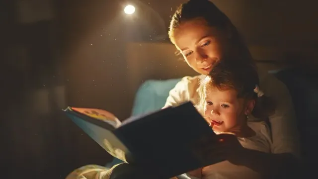 Психолог Суздальцева рассказала, почему важно читать детям сказки