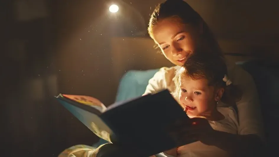 Психолог Суздальцева рассказала, почему важно читать детям сказки