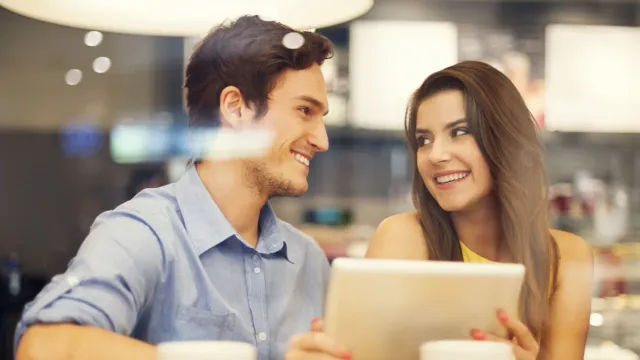 Ученые выяснили, что мужчины часто занижают возраст женщин при первом взгляде