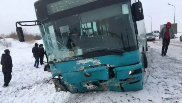 В ДТП с участием двух автобусов на мосту в Караганде один человек погиб и 15 пострадали