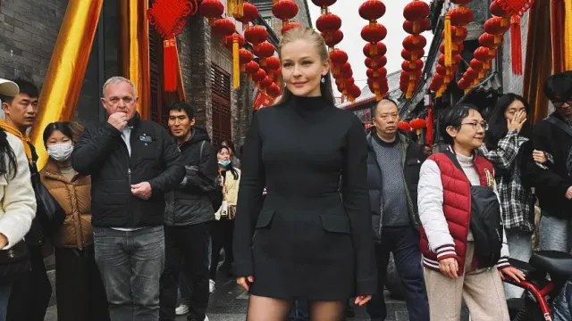 Юлия Пересильд в обтягивающем платье провела фотосессию на улицах Пекина