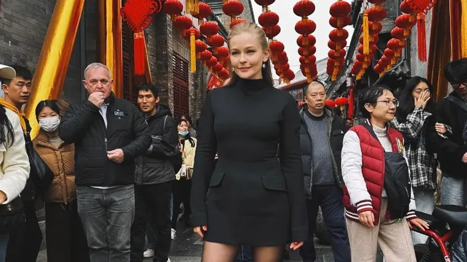 Юлия Пересильд в обтягивающем платье провела фотосессию на улицах Пекина