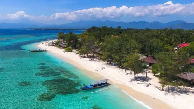 «РБК»: Туроператоры выступили против решения Бали о квотах для туристов