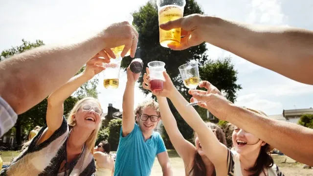 Перечислены напитки, с которыми нельзя сочетать алкоголь на майских праздниках в 2023 году