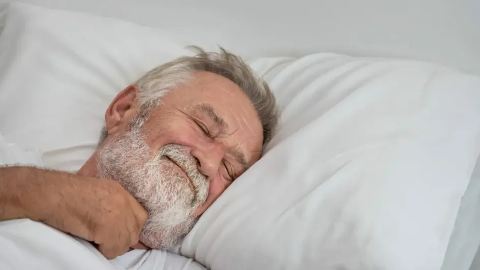 Назван напиток, который улучшает сон у пожилых