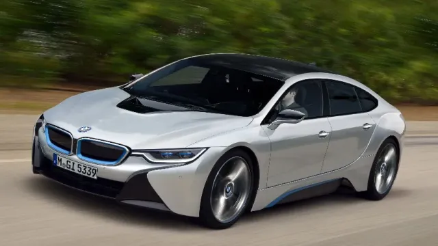 Новая BMW i5 будет иметь 590 л. с. и автоматическое изменение полосы движения