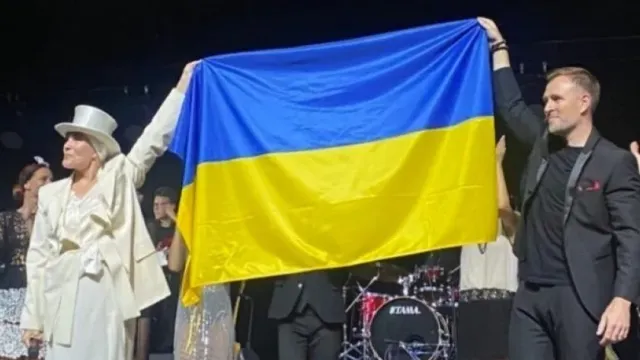 Названы российские и зарубежные артисты, которые вышли на сцену с флагом Украины