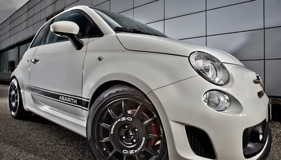 Спортивное подразделение компании Фиат представила юбилейные версии Abarth 595 и 695