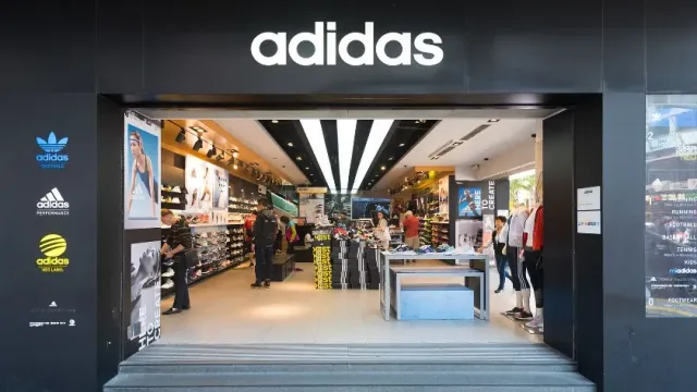 Суд в Москве арестовал активы "дочки" Adidas на 3,5 млрд руб