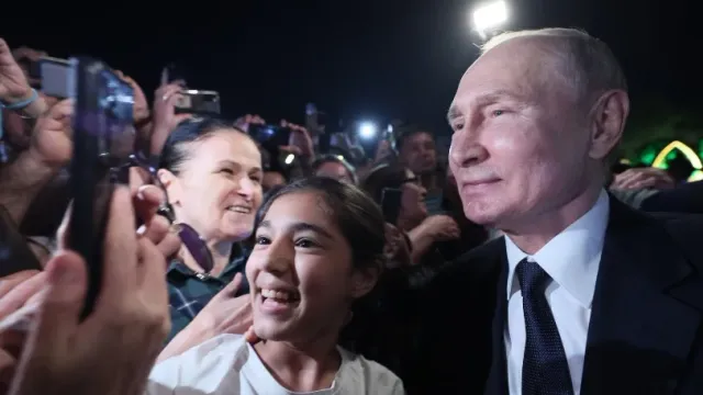 Путин встретился с девочкой Райсат из Дербента, которая не смогла увидеть президента