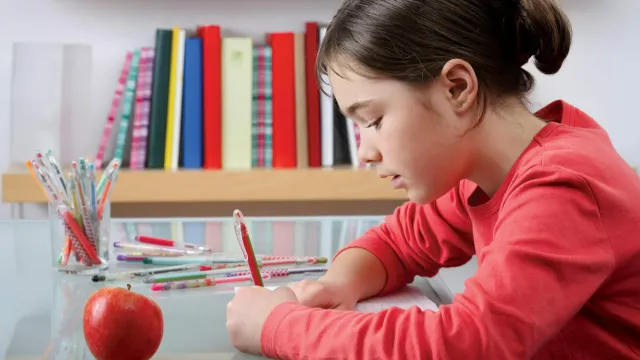 Россиянам рассказали, почему левшей нельзя переучивать