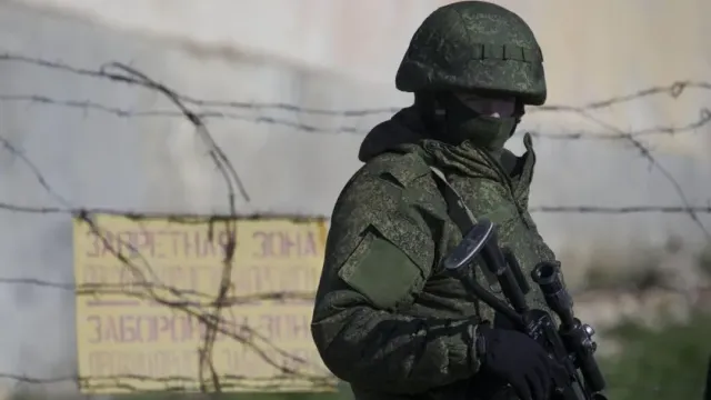 Мужчина с военным шевроном с черепом изнасиловал школьниц в Новосибирске