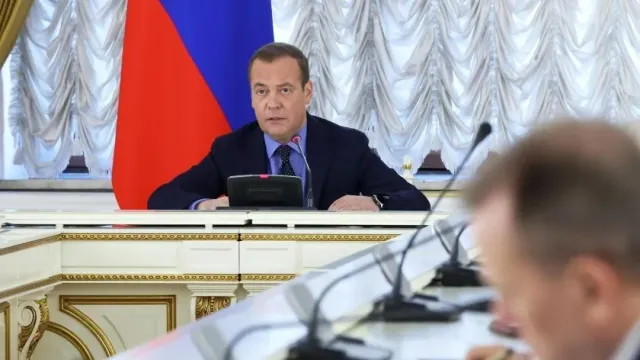 Зампред Совбеза РФ Медведев: Армия России - современная и героическая