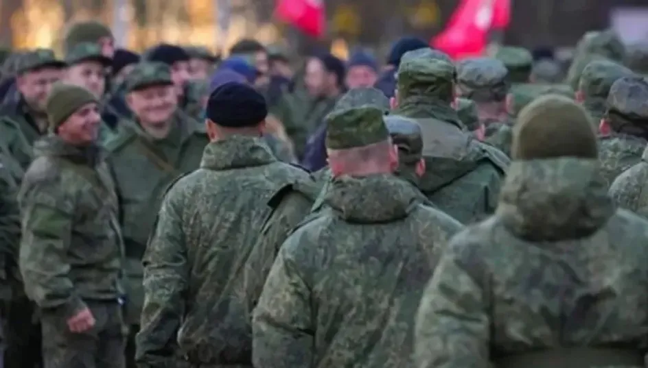 Добровольцы после завершения мобилизации в Москве продолжают прибывать в военкоматы