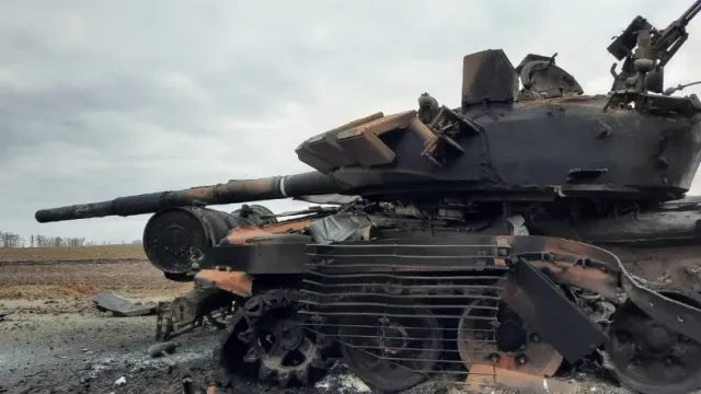 ВХ: ВС Украины потеряли пять танков Т-64БВ и Т-80 при попытке бегства из центра Артемовска