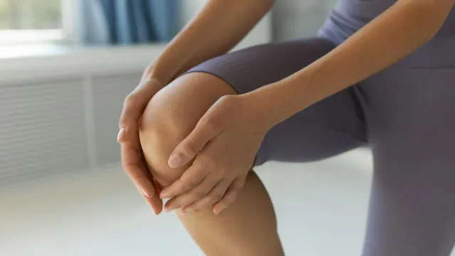 Врач объяснил, когда хруст в суставах может быть опасен