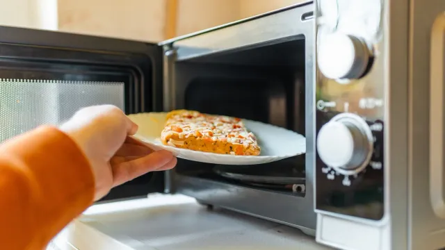 Ученые развеяли самые известные мифы о микроволновке