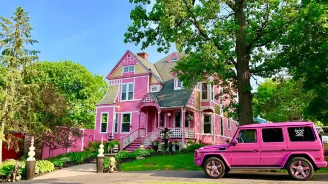 В штате Висконсин выставлен на продажу розовый особняк за 1.1 миллион долларов