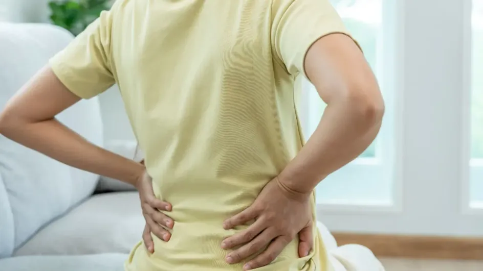 Россиянам назвали простые способы снять боль в спине