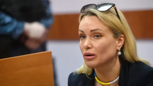 Марина Овсянникова сбежала из-под домашнего ареста во Францию