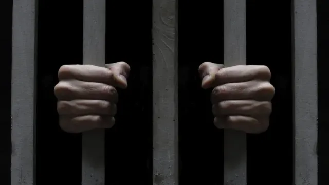ТАСС: На Сахалине военнослужащего осудили за дезертирство и кражу на 13 лет