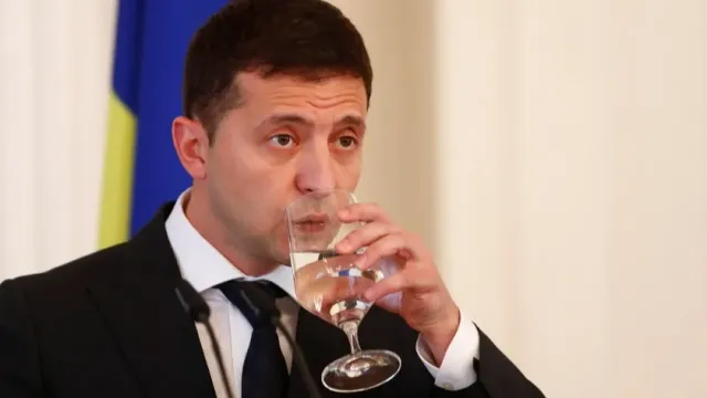 «МК»: президент Украины Зеленский принял участие в «пьяном» саммите в Замке Мими