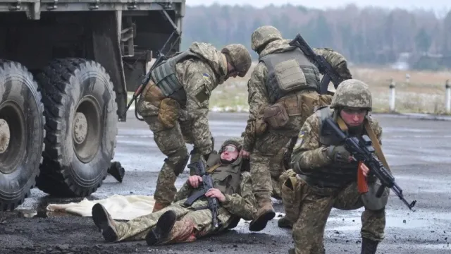 РВ: военные ВСУ в Бахмуте сняли на видео, как их накрывает огнем российская артиллерия