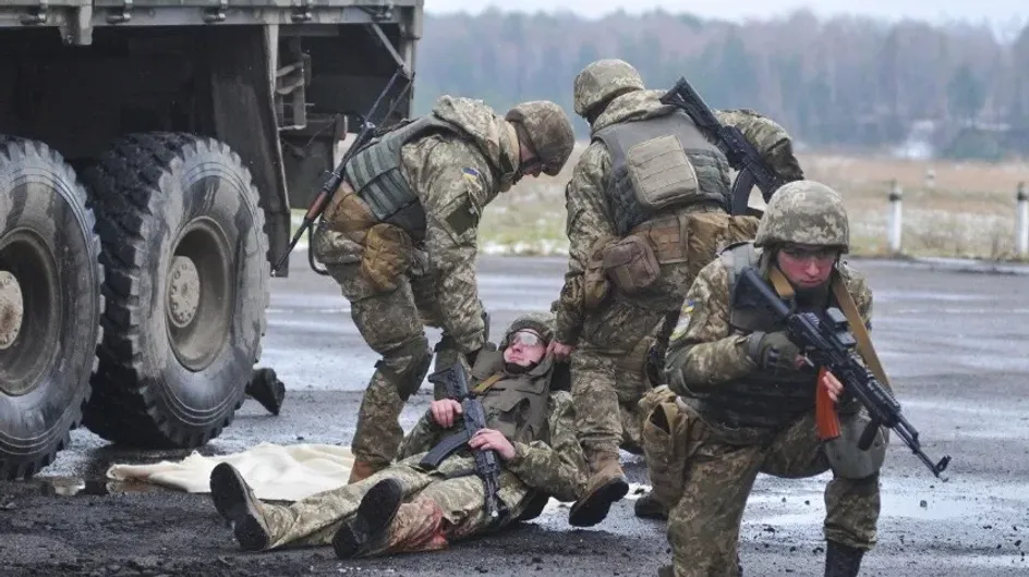 РВ: военные ВСУ в Бахмуте сняли на видео, как их накрывает огнем российская артиллерия