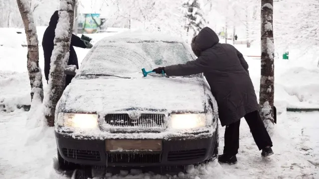 Эксперт Алексей Рузанов посоветовал менять резину на зимнюю в пять градусов