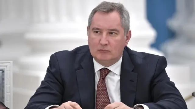 Дмитрию Рогозину сделали сложную операцию и удалили осколок из позвоночника