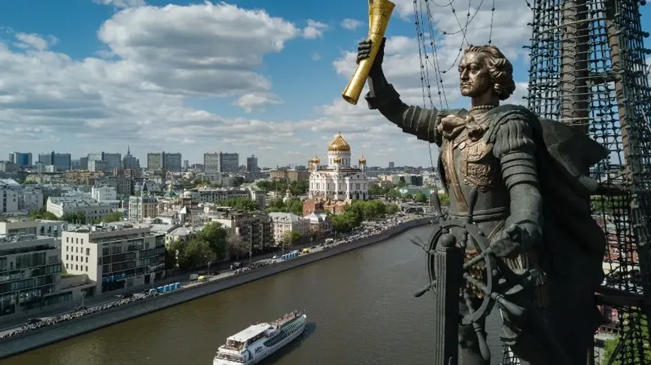 Shot: Возле памятника Петру I в центре Москвы упал неизвестный дрон